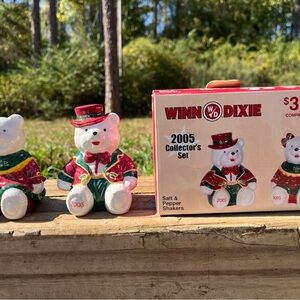 2005 Winn Dixie Collector’s Set Bear Salt & Pepper Shakers Ceramic Original Box.